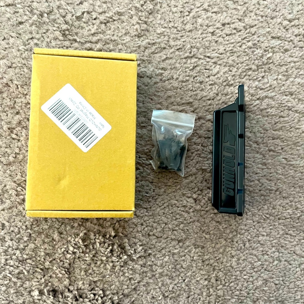 Magnetic hand gun car/truck mount